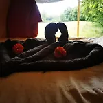 La Roulotte Des Nuits Etoilees Du Moulin 度假居