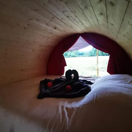 La Roulotte Des Nuits Etoilees Du Moulin Holiday home Sainte-Orse